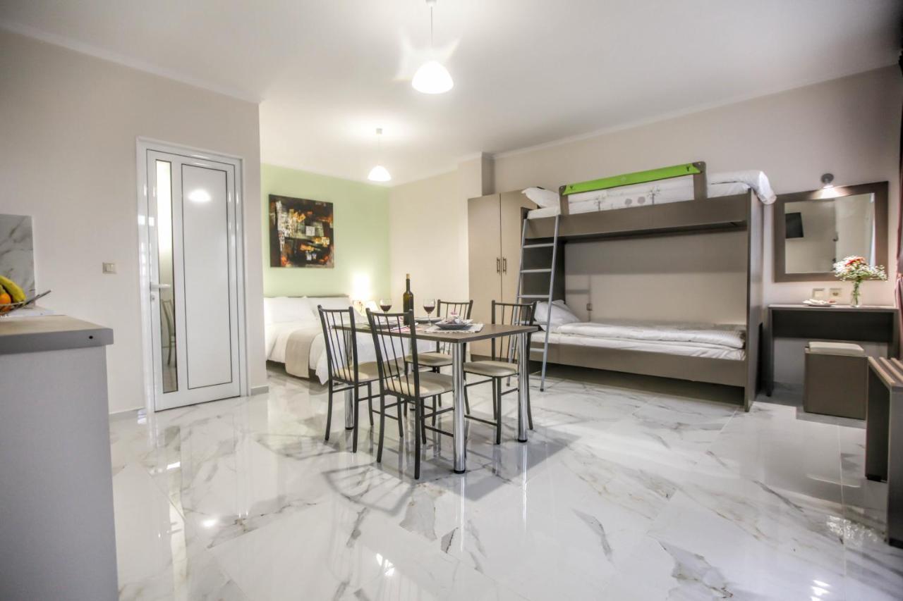Del Sol #2 Meteora Luxurious Family Suites كالامباكا المظهر الخارجي الصورة